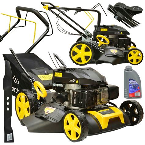 Kosiarka spalinowa podłączona do węża ogrodowego w celu umycia obudowy