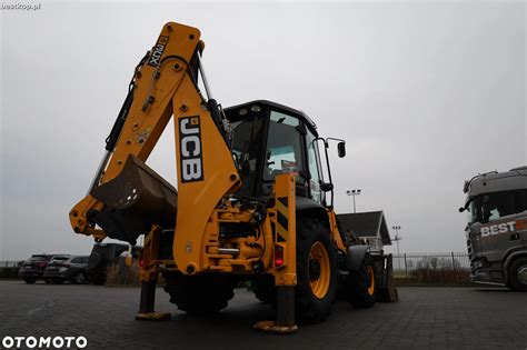 Zdjęcie przedstawiające tylne ramię JCB 3CX w akcji