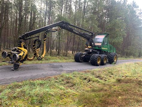Zestawienie maszyn leśnych: harwester i forwarder podczas pracy