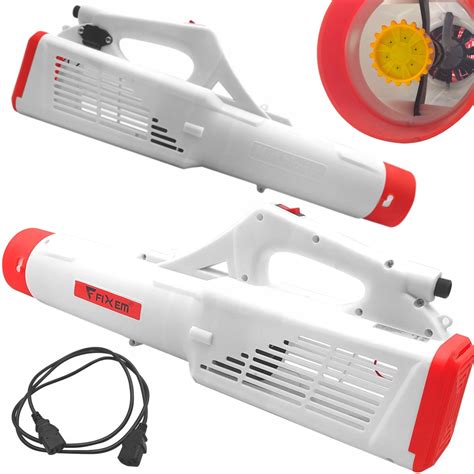 Ilustracja porównująca działanie opryskiwacza akumulatorowego i spalinowego.