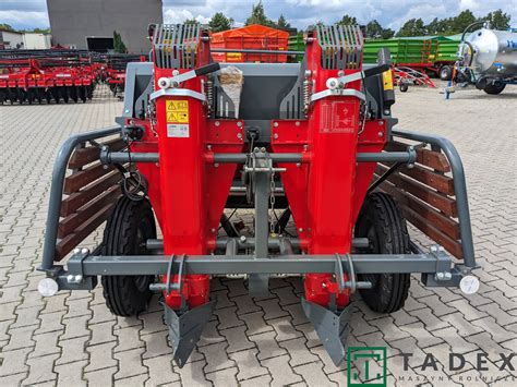 Sadzarka Kora 2 produkcji Unia Brzeg z widocznymi tarczami obsypującymi