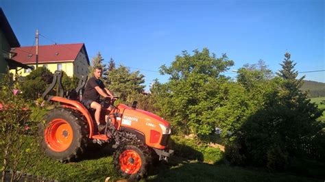 Tematyczne zdjęcie miniciągnika Kubota w akcji na terenie miejskim