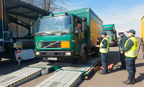Inspekcja Transportu Drogowego ważąca przeciążoną wywrotkę