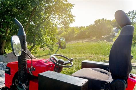 zdjęcie nowoczesnego ciągnika Lamborghini pracującego w polu