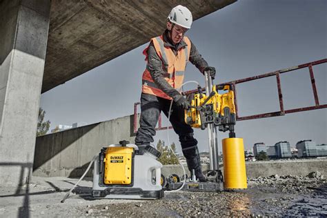 Wiertnica diamentowa DeWalt DCD150X2-QW w akcji