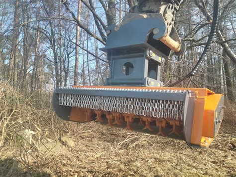 Kosiarka bijakowa z ciężkimi młotkami pracująca na nierównym terenie
