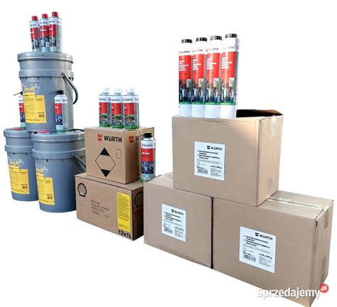 Zdjęcie przedstawiające różne rodzaje i opakowania olejów hydraulicznych do maszyn budowlanych