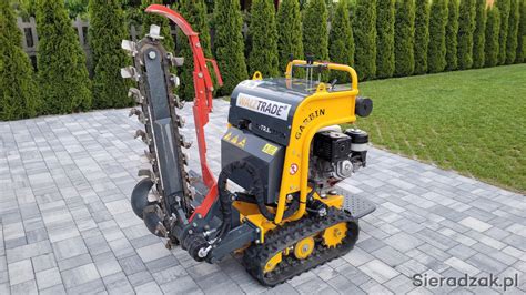 Zdjęcie ciągnikowej koparki łańcuchowej HC1K zamontowanej na ciągniku rolniczym