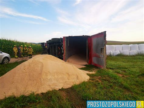 Zdjęcie przykładowej przyczepy jednoosiowej Pronar w akcji, podczas rozładunku materiału