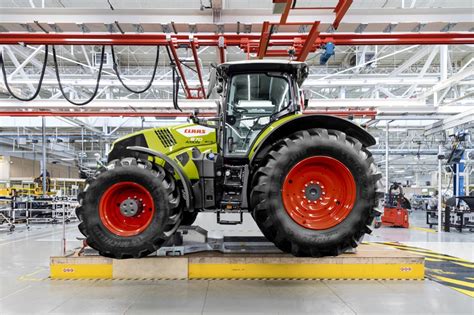 Grafika przedstawiająca wzrost udziału rynkowego ciągników CLAAS w segmencie mocy od 135 KM w Polsce w latach 2022-2024.