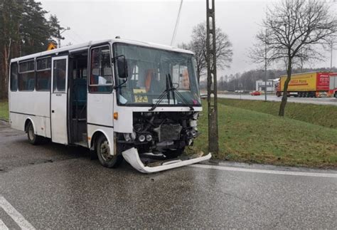 Rozbity samochód osobowy i autobus po zderzeniu na drodze krajowej nr 5