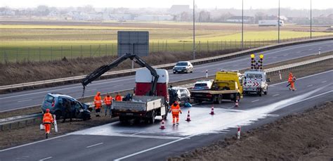 Miejsce wypadku z udziałem pięciu pojazdów na drodze ekspresowej S5