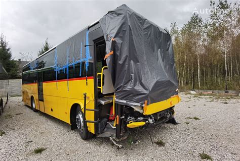 Uszkodzony autobus po zderzeniu z traktorem
