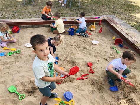 Zdjęcie dziecka bawiącego się wywrotką Dickie Toys w piaskownicy