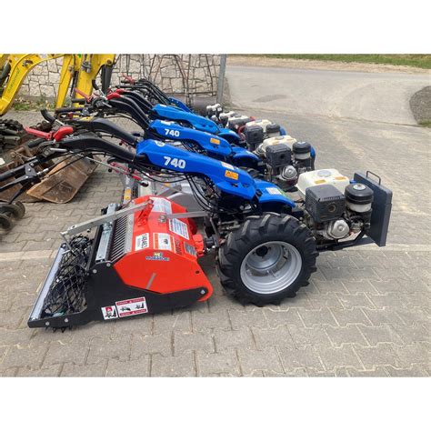 Glebogryzarka separacyjna w akcji - widać proces usuwania chwastów i kamieni