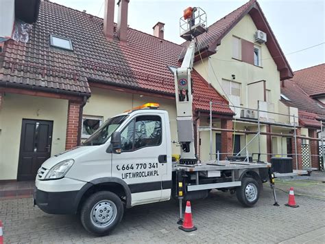 Zdjęcie mechanika przeprowadzającego serwis podnośnika koszowego