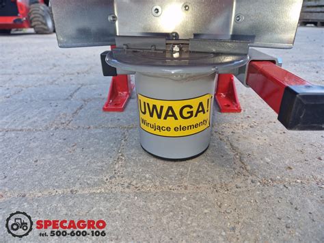 Siewnik do poplonu podczas pracy na polu