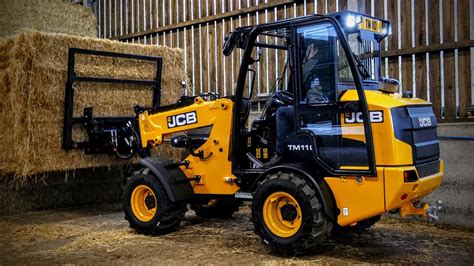 zdjęcie ładowarki JCB TM110 podczas pracy w gospodarstwie