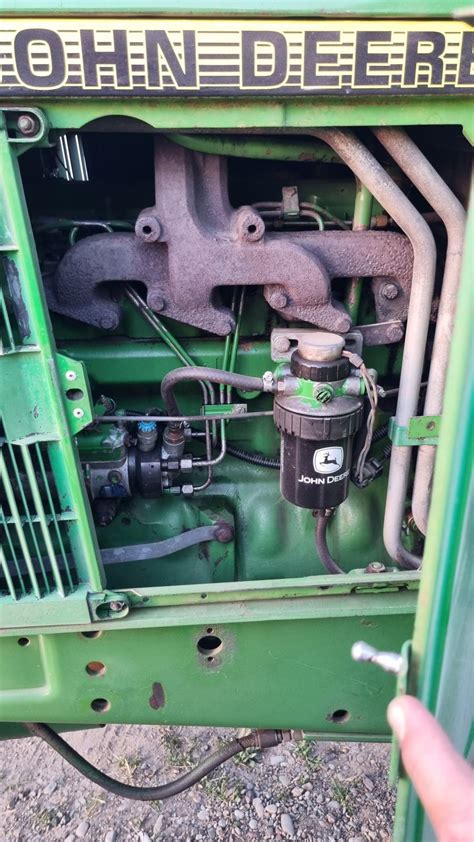 Schemat wymiarów ciągnika John Deere 6300 z zaznaczonym rozstawem osi i prześwitem