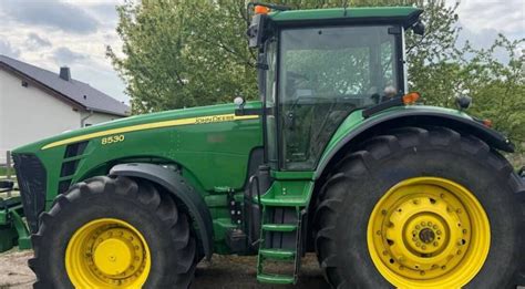 Zdjęcie ciągnika John Deere 6300 SE w pracy na polu