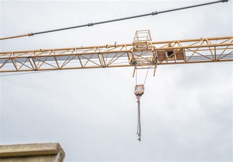 Przekrój żurawia HDS pokazujący główne elementy konstrukcyjne: kolumnę, wysięgnik, hydraulikę i podpory.