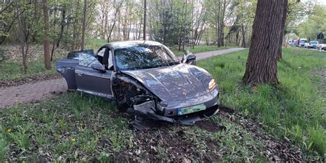Zniszczone pojazdy po wypadku na DK 8 w Niemczy (samochód osobowy BMW i ciężarówka typu cysterna)