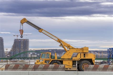Zdjęcie dźwigu Terex Q40 pracującego na budowie