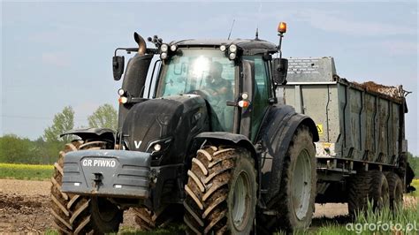 Zdjęcie ciągnika Valtra T194 Versu podczas pracy w polu z widocznymi elementami nawigacji