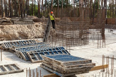 zdjęcie przedstawiające proces wylewania betonu na placu budowy