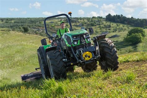 Traktor Deutz-Fahr serii 5TB pracujący na polu