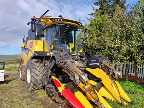 Infografika przedstawiająca technologie redukcji emisji spalin w maszynach New Holland