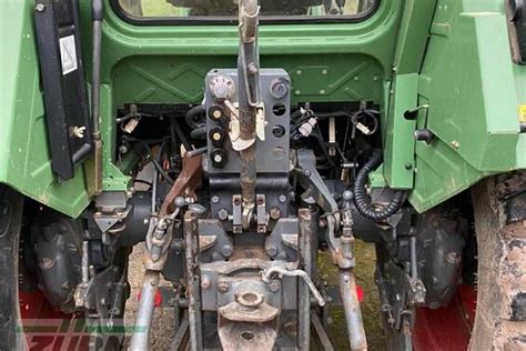 Schematyczny widok ciągnika Fendt Farmer 308 LSA z zaznaczonymi głównymi podzespołami (silnik, skrzynia biegów, układ hydrauliczny)