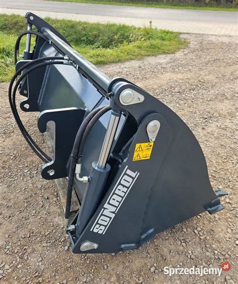 zdjęcie ładowacza czołowego Metal-Technik z zamontowanym osprzętem (np. łyżką)