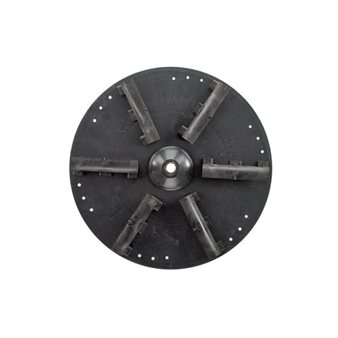 Zbliżenie na talerz rozsiewacza Kverneland z łopatkami