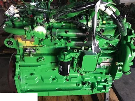 Silnik ciągnika John Deere 5075E z widocznymi elementami układu chłodzenia
