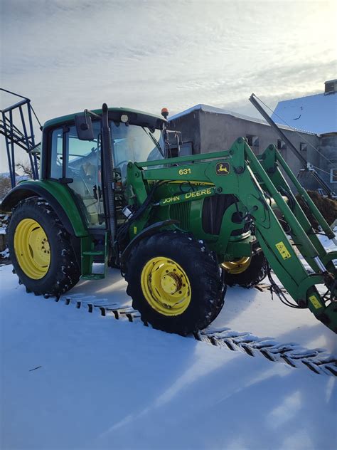 Ciągnik John Deere 5075E z podłączonym ładowaczem czołowym