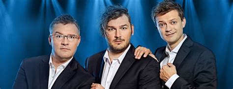 Kabaret Smile w humorystycznej scence z samochodem
