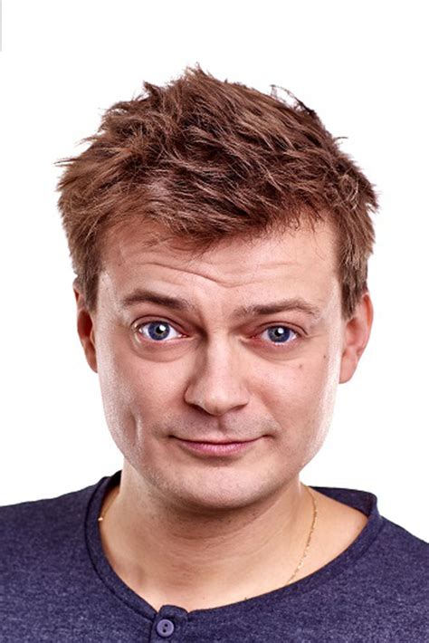 Zadowolony Andrzej Mierzejewski z rosołem od fanów