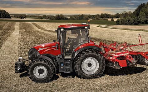 Ciągnik Case IH Maxxum MX na tle pola