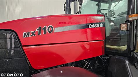 Wnętrze kabiny ciągnika Case IH Maxxum MX z widocznym podłokietnikiem i monitorem