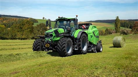 Zdjęcie przedstawiające różne modele ciągników Deutz-Fahr pracujące w polu.