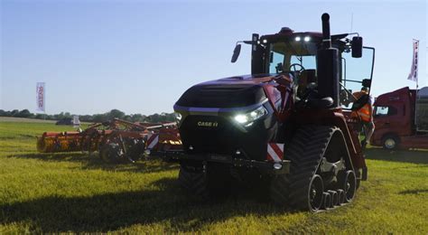 fotografia ciągników rolniczych, finalistów konkursu Tractor of the Year 2025, w tym Hattat T125