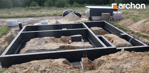 zdjęcie minikoparki kopiącej fundamenty pod dom jednorodzinny