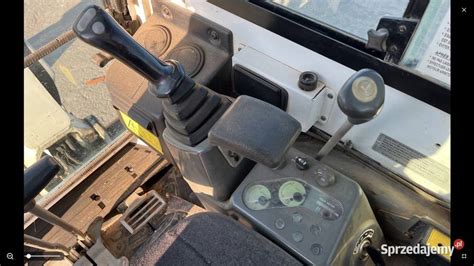 Wnętrze kabiny koparki Yanmar VIO 25-4, widok na panel sterowania i fotel operatora