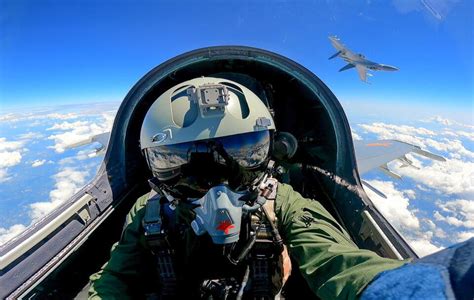 Pilot myśliwca wykonujący manewr „wywrotka”