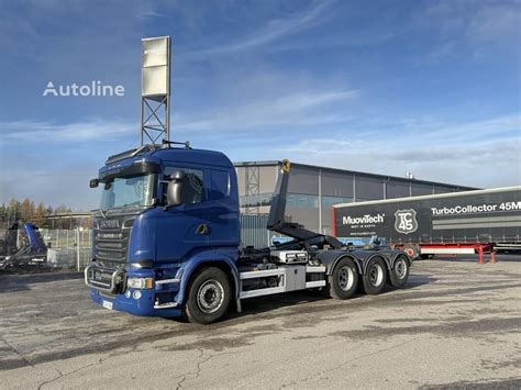 Współczesna ciężarówka Scania R 730 8x4 transportująca ponadgabarytowy ładunek