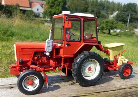 Zdjęcie przedstawiające model ciągnika International 844 w akcji na polu