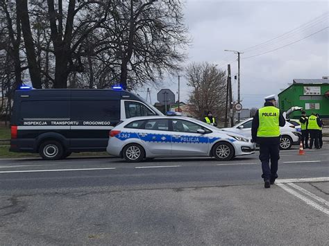 zdjęcie policyjnego śledztwa na miejscu wypadku drogowego z udziałem ciężarówki i samochodu osobowego
