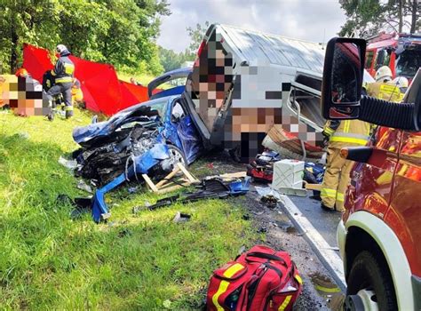 schemat wypadku drogowego z udziałem samochodu osobowego i traktora z przyczepą