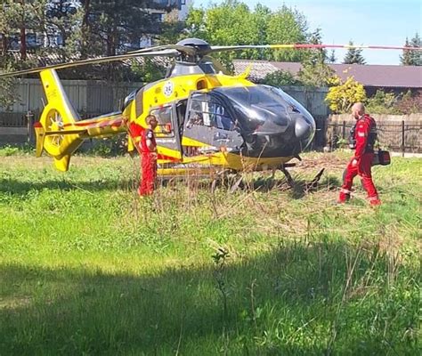 zdjęcie helikoptera LPR lądującego w pobliżu miejsca wypadku
